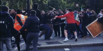 دوقطبی‌سازی بر چهره جامعه چنگ می‌‌کشد؛ چه کسانی از دو‌قطبی‌سازی سود می‌برند؟