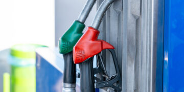 میانگین قیمت بنزین در کانادا به لیتری ۱ دلار و ۶۱ سنت رسید