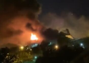 منابع خبری از شنیده شدن صدای شلیک و انفجار از داخل زندان اوین خبر می‌دهند، همچنین عکسها و فیلمهای منتشر شده از بیرون زندان حاوی تصاویر آتش سوزی در این زندان می‌باشد