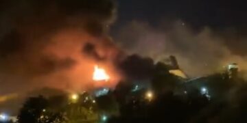 منابع خبری از شنیده شدن صدای شلیک و انفجار از داخل زندان اوین خبر می‌دهند، همچنین عکسها و فیلمهای منتشر شده از بیرون زندان حاوی تصاویر آتش سوزی در این زندان می‌باشد