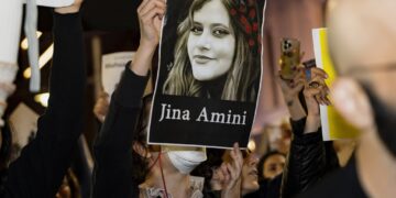 گزارش پزشکی قانونی درباره مرگ مهسا امینی منتشر شد؛ ناممکن‌بودن راستی‌آزمایی بین‌المللی گزارش‌های مرگ در بازداشتگاه و زندان