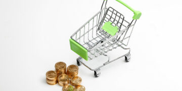 هزاران فرانسوی برای اعتراض به افزایش هزینه‌های زندگی به خیابان‌ها رفتند