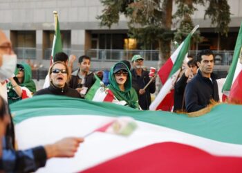 کانادایی‌ها در همبستگی با معترضان در ایران «زنجیره انسانی» تشکیل دادند؛ راهپیمایان خواهان اخراج وابستگان به جمهوری اسلامی شدند