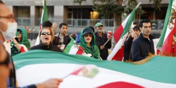 کانادایی‌ها در همبستگی با معترضان در ایران «زنجیره انسانی» تشکیل دادند؛ راهپیمایان خواهان اخراج وابستگان به جمهوری اسلامی شدند