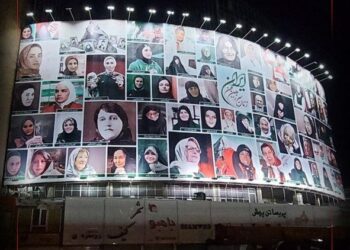 دیوارنگاره «زنان سرزمین من ایران» در تهران پایین کشیده شد