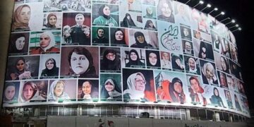 دیوارنگاره «زنان سرزمین من ایران» در تهران پایین کشیده شد