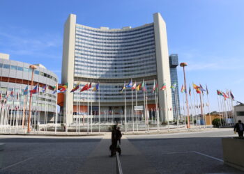 شورای حکام آژانس بین‌المللی انرژی اتمی به جمهوری اسلامی دستور داد: فوری با تحقیقات آژانس همکاری کنید