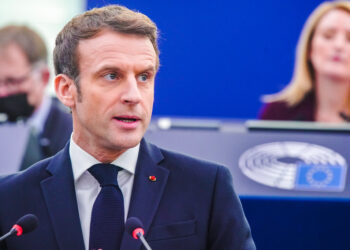 رییس‌جمهور فرانسه هم‌زمان با فرارسیدن تحریم‌های اتحادیه اروپا: «انقلاب» در ایران به چشم‌انداز توافق هسته‌ای آسیب می‌زند