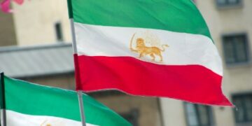 با معترضان ایرانی در استادیوم بازی ایران و ولز برخورد شد