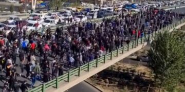 مراسم چهلم جانباختگان اعتراض‌های اخیر در کرج و فولادشهر به درگیری با نیروهای امنیتی انجامید