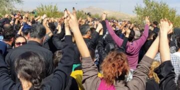 ابهام در تعداد کشته‌شدگان اعتراض‌ها در مهاباد: آمار رسمی ۱۳ نفر و غیر رسمی ۱۰۵ نفر!