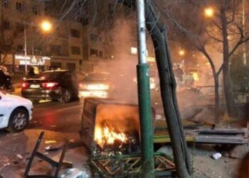 گاردین: مردم ایران برای سرنگون‌ کردن حکومت به چه چیزی نیاز دارند؟