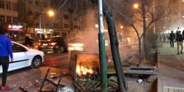 گاردین: مردم ایران برای سرنگون‌ کردن حکومت به چه چیزی نیاز دارند؟