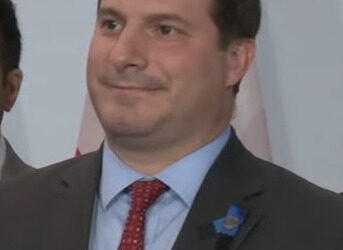 پلیس سواره نظام کانادا قرارداد با شرکت مرتبط با دولت چین را به حالت تعلیق درآورد 8 پلیس سواره نظام کانادا قرارداد با شرکت مرتبط با دولت چین را به حالت تعلیق درآورد