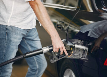 میانگین قیمت بنزین در سراسر کانادا ۱ دلار و ۴۳ سنت کاهش یافت
