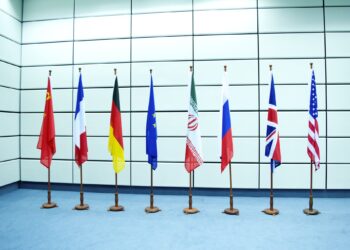 غرب در زمینه مذاکرات هسته‌ای با جمهوری اسلامی سر دو راهی گیر کرده است