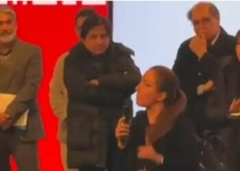 عضو زن سازمان نظام مهندسی استان تهران در مراسم انتخابات هیات مدیره حجاب از سر برداشت