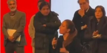 عضو زن سازمان نظام مهندسی استان تهران در مراسم انتخابات هیات مدیره حجاب از سر برداشت