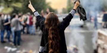 زنان ایرانی با برداشتن حجاب‌ طنین اعتراض‌شان در ایران را زنده نگه‌داشته‌اند