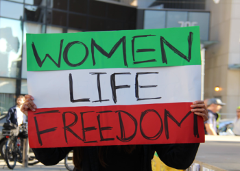 زنان ایرانی با سرپیچی از قانون حجاب اجباری در حال تغییر شهرها هستند