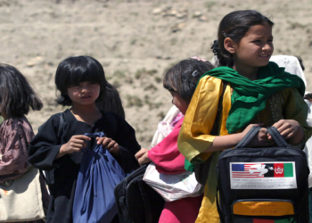 دختران افغانستانی در “کلاس‌های زیرزمینی” درس می‌خوانند