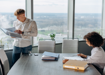 یک نظرسنجی نشان داد: بیش‌تر کانادایی‌ها از افزایش دستمزد کارمندان دولت حمایت می‌کنند
