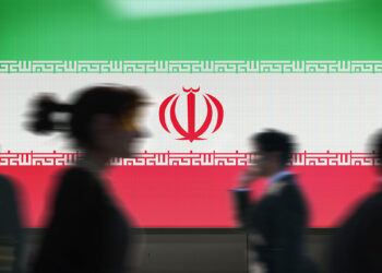 رویترز: جمهوری اسلامی یک ایرانی دوتابعیتی را به اتهام کشتن ۲۵ نفر به دار آویخت