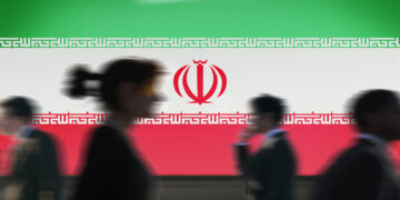 رویترز: جمهوری اسلامی یک ایرانی دوتابعیتی را به اتهام کشتن ۲۵ نفر به دار آویخت