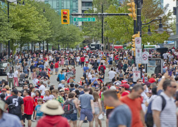 بر اساس تخمین اداره آمار فدرال: امروز جمعیت کانادا به ۴۰ میلیون نفر می‌رسد