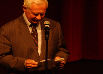 دیوید جانستون از عنوان گزارشگر ویژه بررسی دخالت خارجی‌ها در انتخابات کانادا استعفا کرد