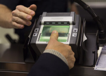 تمامی متقاضیان دریافت اقامت دایم کانادا باید انگشت‌نگاری انجام دهند