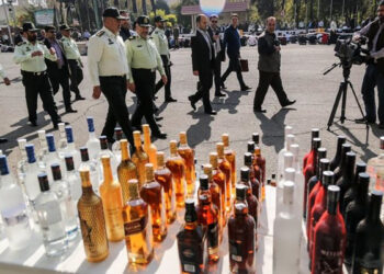 ممنوع بودن مصرف نوشیدنی‌های الکلی در ایران جلوی مسمومیت و مرگ مصرف‌کنندگان را نمی‌گیرد