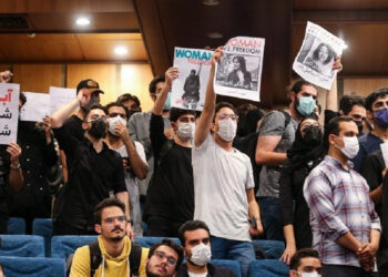 گاردین: محرومیت دانشجویان از حضور در دانشگاه‌های ایران به دلیل امتناع از داشتن حجاب