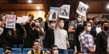 گاردین: محرومیت دانشجویان از حضور در دانشگاه‌های ایران به دلیل امتناع از داشتن حجاب