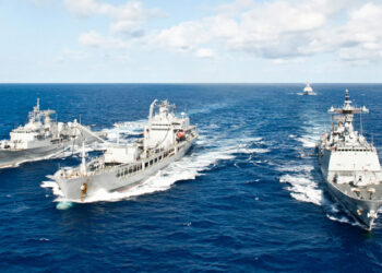 فرمانده نیروی دریایی سپاه شرکت‌های تخلیه‌کننده نفت ایران از نفت‌کش توقیفی را تهدید کرد