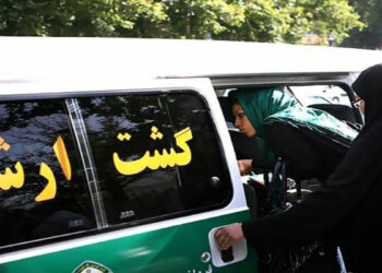 گاردین: با فروکش‌کردن اعتراض‌های مردمی بار دیگر پلیس امنیت اخلاقی به شهرهای ایران بازگشت