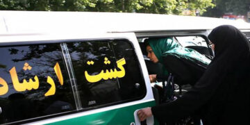گاردین: با فروکش‌کردن اعتراض‌های مردمی بار دیگر پلیس امنیت اخلاقی به شهرهای ایران بازگشت