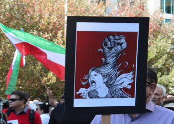 زنان مخالف حجاب اجباری در ایران: از حضور در «کف خیابان‌ها» منصرف نمی‌شویم