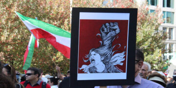 زنان مخالف حجاب اجباری در ایران: از حضور در «کف خیابان‌ها» منصرف نمی‌شویم