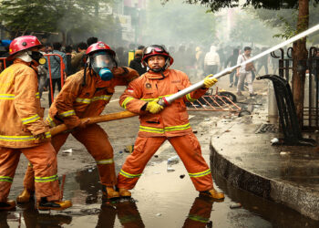 مهار آتش در یکی از ساختمان‌های صنعتی تورنتو همچنان ادامه می‌یابد