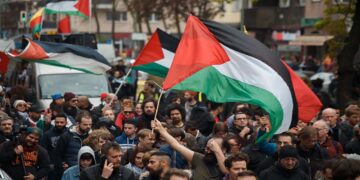 حماس اولین گروه از گروگان‌ها را بر اساس توافق آتش بس با اسرائیل آزاد کرد