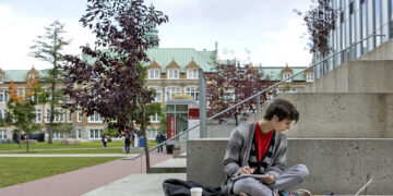 نگرانی دانشجویان بین‌المللی کانادا از احتمال کاهش ساعت کاری