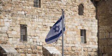 اسرائیل به بمباران مناطق امن غزه ادامه می‌دهد