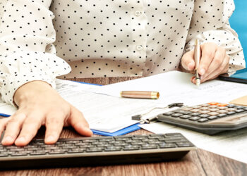 کاهش تعداد مشاغل تمام‌وقت و ثبات نرخ بیکاری در کانادا