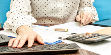 کاهش تعداد مشاغل تمام‌وقت و ثبات نرخ بیکاری در کانادا