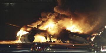 تصادف دو هواپیما در فرودگاه توکیو 5 کشته به جا گذاشت