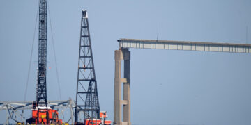 ادامه تجسس برای پیدا کردن چهار کارگر مفقود شده و شکستن سازه‌های پل بالتیمور