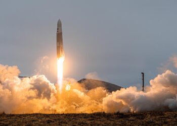 حمله ایران به اسرائیل / شلیک ده‌ها فروند موشک و پهپاد