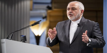 حضور ظریف در کنار پزشکیان/ ظریف به انتقادها از دولت روحانی پاسخ صریح داد