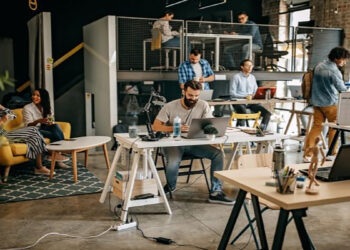 میانگین دستمزد کارمندان کانادا تقریباً 35 دلار در ساعت است